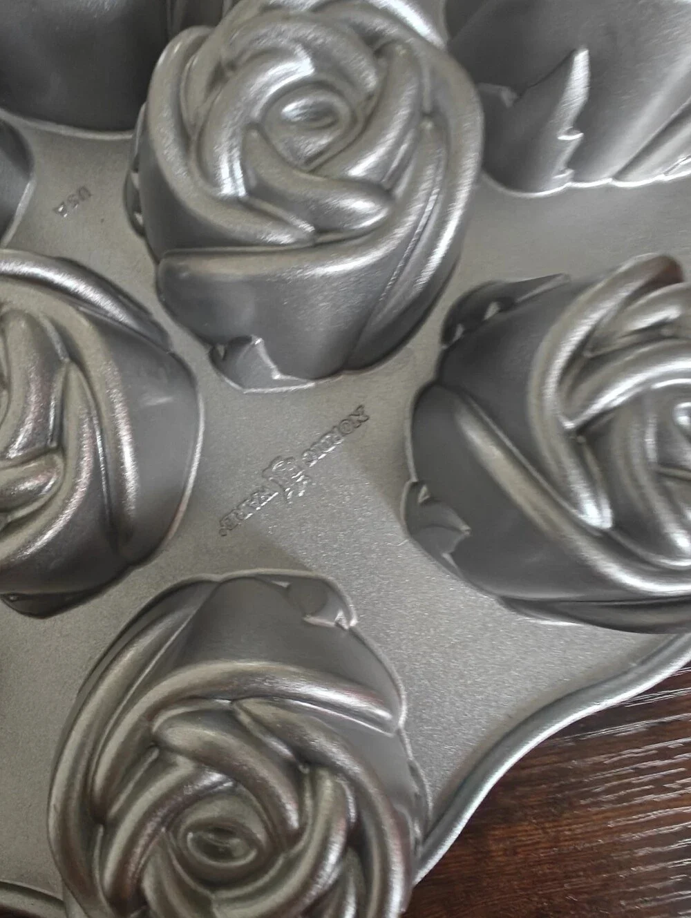 Roses cakepan cast aluminum Nordic ware new bouquet of roses 12